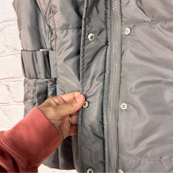 Womens Puffer Vest size Medium grey Sleeveless Hooded Fitted Zip Snap Outerwear - Picture 6 of 9